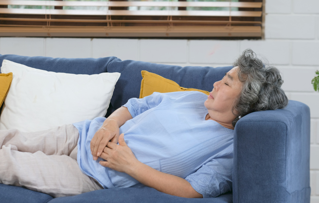 美國麻州綜合醫院研究成果顯示，午睡時間太長、每天午睡模式欠缺規律，可能增加早逝風險，中老年人尤其要注意。（示意圖：shutterstock／達志）