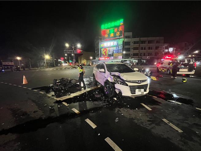 警方初步判斷，陳男轉彎未禮讓直行車輛，劉男行經路口疑未減速，雙方疏失導致事故發生。（警方提供／林雅惠高雄傳真）