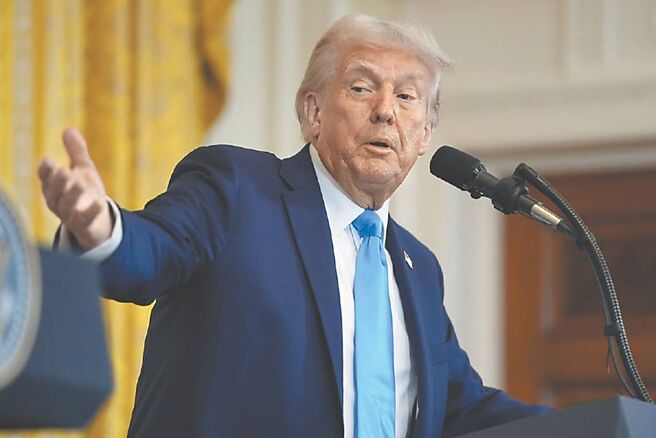 美国总统川普欢送卸下政府职务的马斯克，但话锋一转要求特斯拉在内的美国车厂，汽车须百分之百在美国生产。图／美联社