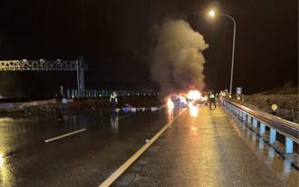 國3死亡車禍！高雄中寮隧道口轎車自撞燒成火球  駕駛噴飛亡