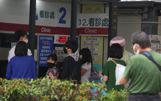 好多人確診新冠 門診被塞爆 醫示警2症狀要快篩