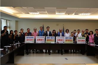 苗栗縣議會藍營黨團2日齊聲向中央抗議惡扣一般性補助款