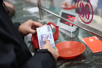 台人去銀行1壞習慣改不掉 行員「瞳孔震動」 崩潰求饒