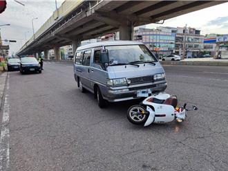 女騎士與汽車發生碰撞 頭撞檔風玻璃幸好有戴安全帽