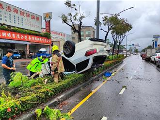 高雄大雨路滑請小心！雙B豪車也難煞　雙雙打滑出事故