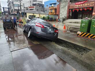 高雄伯開車誤闖施工區　車輪慘陷1.5公尺坑洞卡住