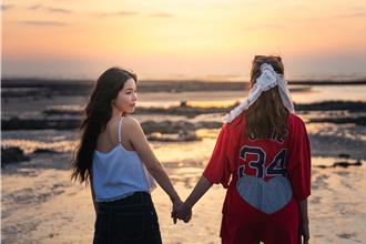 MAMAMOO頌樂牽手金曲女星 海邊夕陽美照曝光