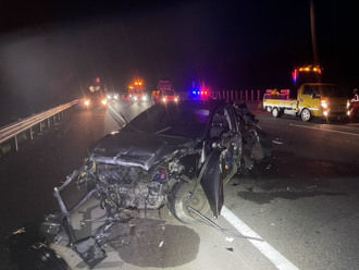 國3連環追撞！21歲妹自撞護欄 後車閃不及4車全撞爛