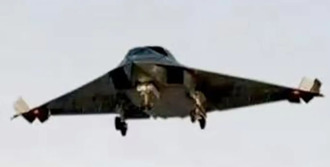 殲-36「科幻正面照」首曝光 陸網友暴動：抓到外星人？ 