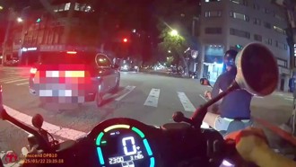 画面曝光！NOVA董座停红灯越线 警拦查「变酒驾」惨了