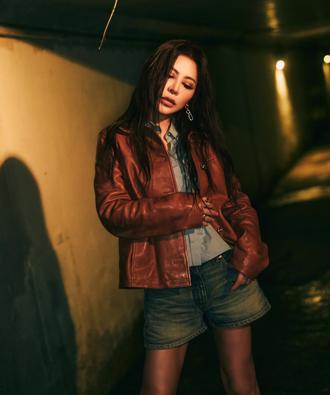 艾怡良遇蚊蟲大軍猛攻 現場驚呼「不敢啦！」