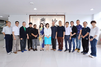 靜宜大學新添藝術能量！書法《出發》牽手庫柏力克熊  中西合璧點亮校園