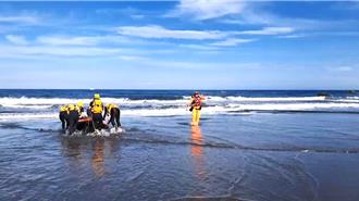 台東天空之鏡傳意外！ 兄弟戲水大浪捲走哥哥失蹤