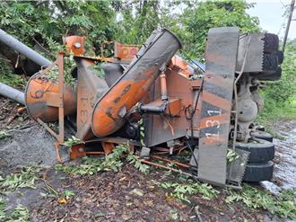 天雨路滑！台南白河混凝土車翻覆 56歲駕駛受困3小時身亡