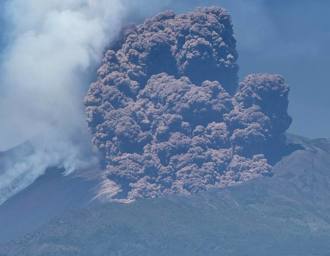 影》义大利埃特纳火山爆发  恐怖烟灰狂窜天际！游客奔逃