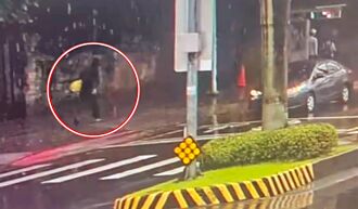 銀行員387萬放地上 整袋被抱走