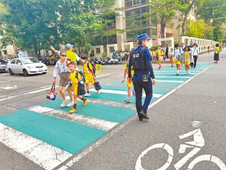 豐原 高齡行人事故多 警贈發光手環