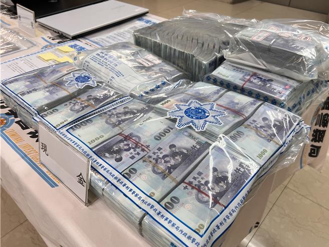 警方查扣大量現金。（翻攝畫面）