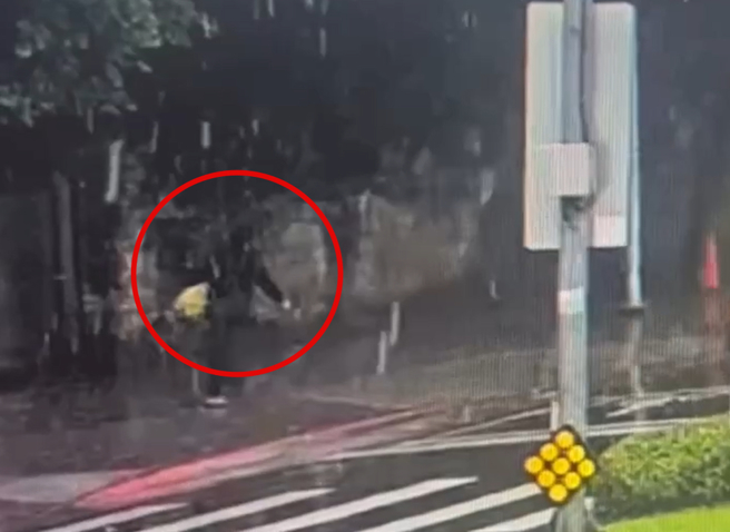 台大醫院5月29日上午發生一起銀行員工幫忙提領的現金遭不明人士侵占案。（圖／翻攝畫面）