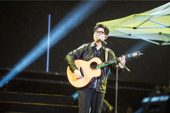 品冠揚州開唱，雖然天公不作美雨一直下 ，但台下歌迷依然熱情不減。(種子音樂提供)