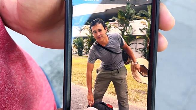 Enrique Dorantes Sanchez秀出弟弟的照片，懇請有船隻或能力者協助搜尋。（民眾提供／蕭嘉蕙台東傳真）