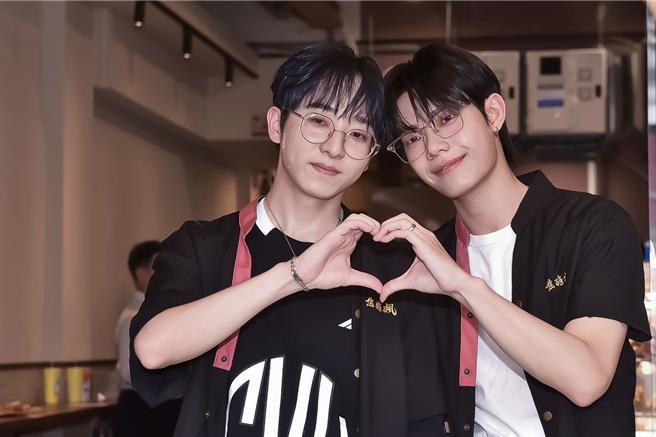 楷佑（左起）与凯杰，为美食烧烤店担任一日店长。（焦糖枫提供）