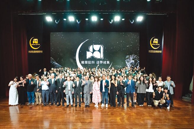 世新大學第三屆「世鑫獎」得主與師長、評審、頒獎人合影。圖／世新大學提供