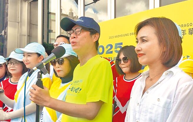 目前民进党高雄市长初选台面上仅剩立委赖瑞隆、许智杰、邱议莹（前排右一）与林岱桦4人角逐。市长陈其迈（前排右二）1日出席龙舟赛时也说建议初选能提前，邱议莹则说，大家目标就是一起赢得高雄胜利。（洪靖宜摄）