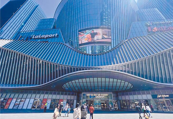 台北市议员游淑慧与北市建管处搜集南港新建和即将开发案件，未来新开发案粗估楼地板面积将有超过20个南港LaLaport商场大小，她忧心南港交通将上演内湖科技园区塞车梦恶梦。（本报资料照片）