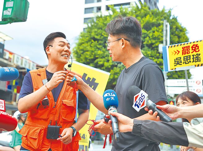 民眾党主席黄国昌（右）1日与罢团「地动删瑶」召集人赖苡任（左）合体，衝刺罢免绿委吴思瑶连署书。（刘宗龙摄）