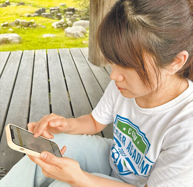 精神科医师表示，使用手机时会刺激多巴胺产生而让人上瘾，形成无法控制的使用习惯，长期会干扰大脑奖赏系统，对学习与目标实践造成障碍。（郑郁蓁摄）