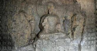 水庫水位下降驚現神秘石窟！內藏1043尊石佛「頭部全被敲壞」　當地回應