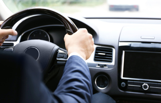 嘴秋男停紅燈滑手機被抓包 怒譙警「就只抓我！米蟲」下場曝光