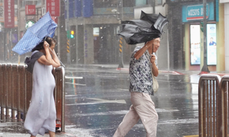 天气》梅雨锋面来了！下午起剧烈变天 北部明高温骤降7度