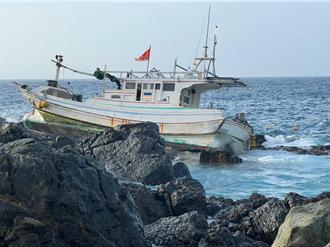 澎湖花嶼溺水意外！漁船家門前觸礁擱淺  老船長落海亡