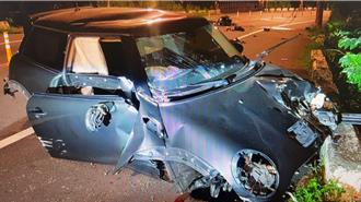 桃園男酒駕凌晨自撞！MINI Cooper「整顆引擎」飛出車外