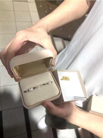 新人拍完婚紗回台北！鑽石對戒、黃金項鍊放竹圍漁港公廁  警摸黑尋回