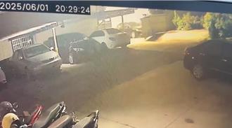 車停鄰居庭院遭拒   屏東男暴怒兩度衝撞大門後落跑