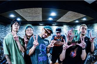 遭歌迷質疑「軟了、老了」　熱狗與血肉果汁機不忍反擊