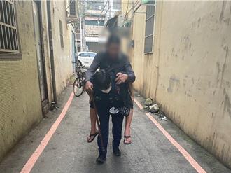 7旬獨居翁清晨出門跌倒呆坐路旁 平鎮暖警徒步背送返家