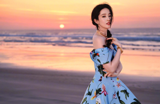 37歲劉亦菲「瑜伽褲包緊緊」大海前拉筋 粉看暈：好有感覺　