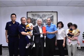 警察節前夕慰問殉職前所長劉宗鑫遺眷　幼女塗鴉惹署長眼濕