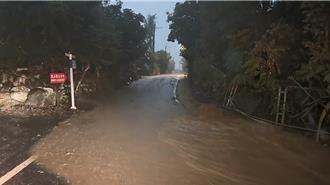 台東午後暴雨成災！大王村住家沙石灌入 一家5口急撤離