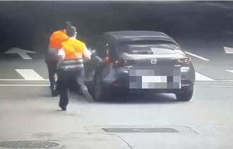 泥醉男车阵中昏睡 警方敲门竟一路往前撞 酒驾遭送办