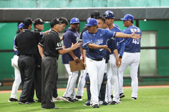 影》悍將兄弟檔不滿判決！陳連宏激烈抗議遭驅逐 陳金鋒急攔人