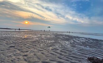 竹市 飛行傘低空盤旋海灘 家長憂心