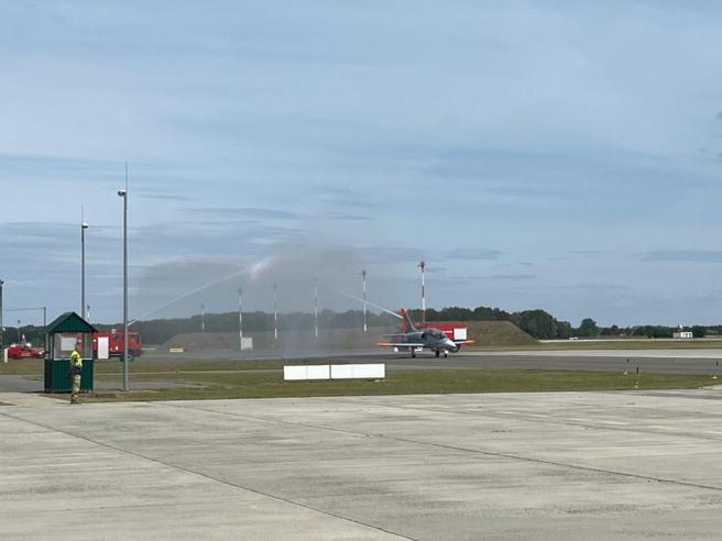首批3架L-39 NG飛返匈國，受到凱奇凱梅特空軍基地以「水門禮」熱烈歡迎。
（取自沃多喬迪航太集團「X」帳號）