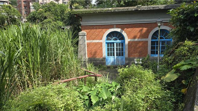 有民眾发现，近日基隆市暖暖区的百年帮浦间不仅楼梯围上警戒线，还杂草丛生，质疑歷史建物没有妥善维管。（读者提供／张志康基隆传真）