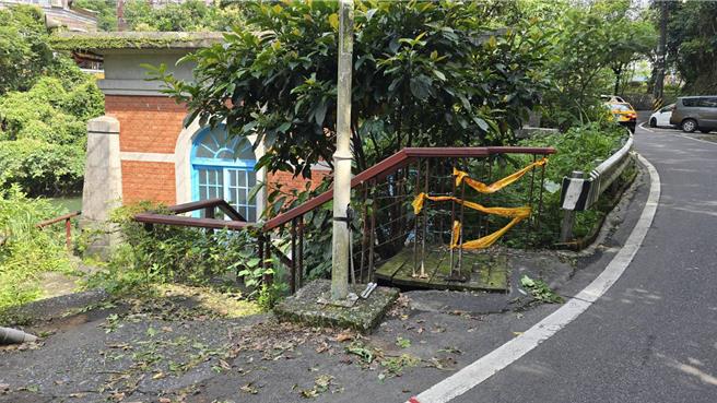 有民眾发现，近日基隆市暖暖区的百年帮浦间不仅楼梯围上警戒线，还杂草丛生，质疑歷史建物没有妥善维管。（读者提供／张志康基隆传真）