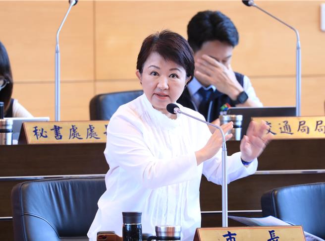 台中市长卢秀燕3日首度松口说，人的忍耐有限度，若行政院迟不拨付，不排除走法律途径。（陈淑娥摄）